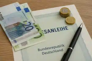 Realistische Darstellung von öffentliche Titel in Deutschland mit Bundesanleihe, Euro-Banknoten und Münzen auf einem Tisch.