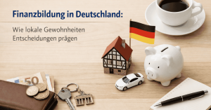 Symbolbild zur Finanzbildung und finanzen in Deutschland mit Sparschwein, kleinem Fachwerkhaus, Deutschlandflagge, Modellauto, Geldbörse mit Euro-Banknoten und Münzen, Schlüsseln, Notizbuch mit Stift sowie einer Kaffeetasse auf einem Holztisch, das finanzielle Planung und Alltagsentscheidungen darstellt.
