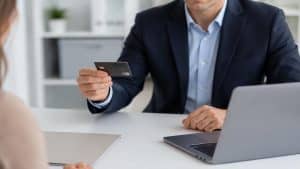 Der Artikel behandelt die dynamische Anpassung von Kreditkartenlimits in Deutschland und erklärt, wie Banken moderne Technologien nutzen, um finanzielle Risiken präziser einzuschätzen. Im Mittelpunkt stehen digitale Bewertungsmethoden, Bonitätsanalysen und die Auswirkungen automatisierter Entscheidungen auf Verbraucher. Zudem wird erläutert, wie sich wirtschaftliche Faktoren, Zahlungsgewohnheiten und künstliche Intelligenz auf individuelle Finanzierungsmodelle auswirken.